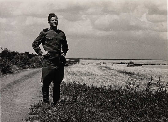 Фотография «Снова дома». Фотограф Н. Хорунжий. [1960-е].